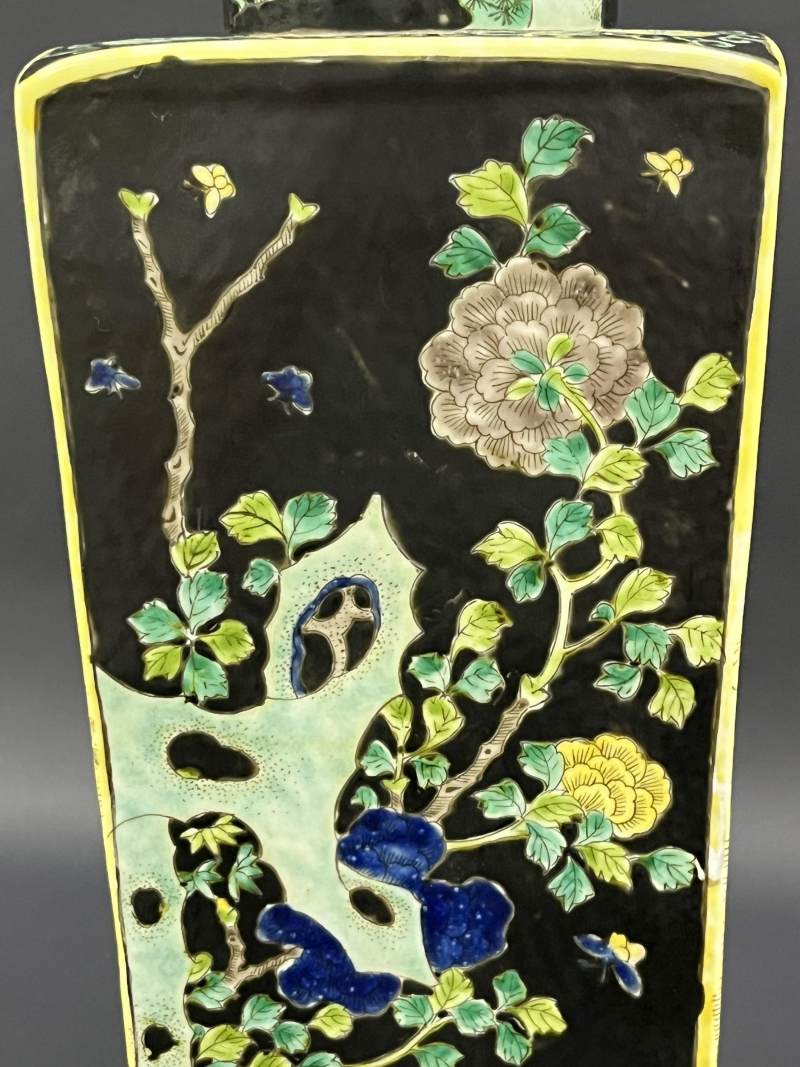 清晚期 墨地素三彩四季花卉纹天圆地方瓶一对 - 图12