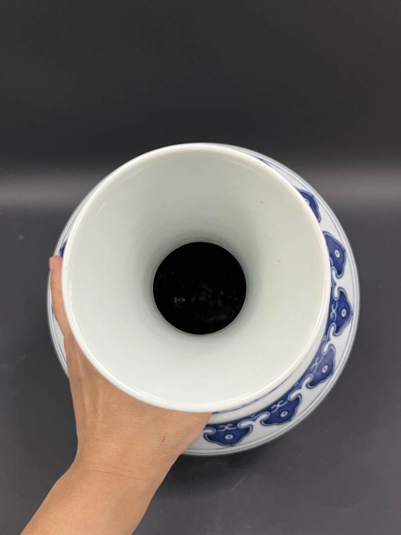 清光绪 青花缠枝莲纹赏瓶 - 图5