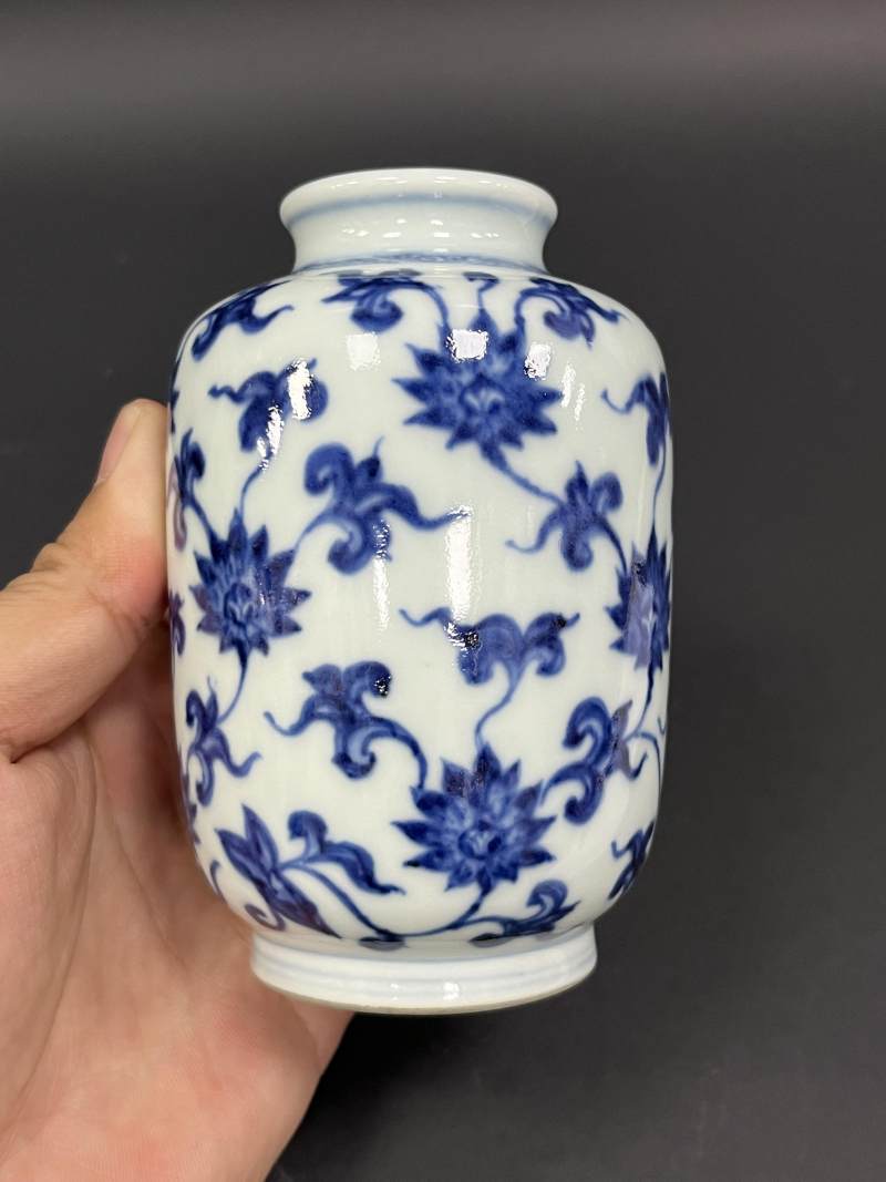 清雍正 青花缠枝莲纹小罐 - 图3