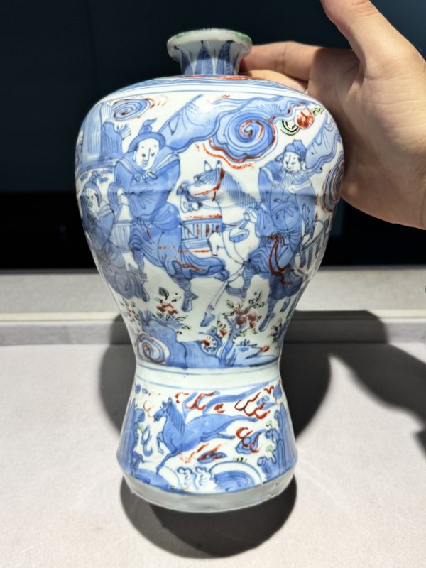 明万历 青花五彩人物故事图梅瓶 - 图11