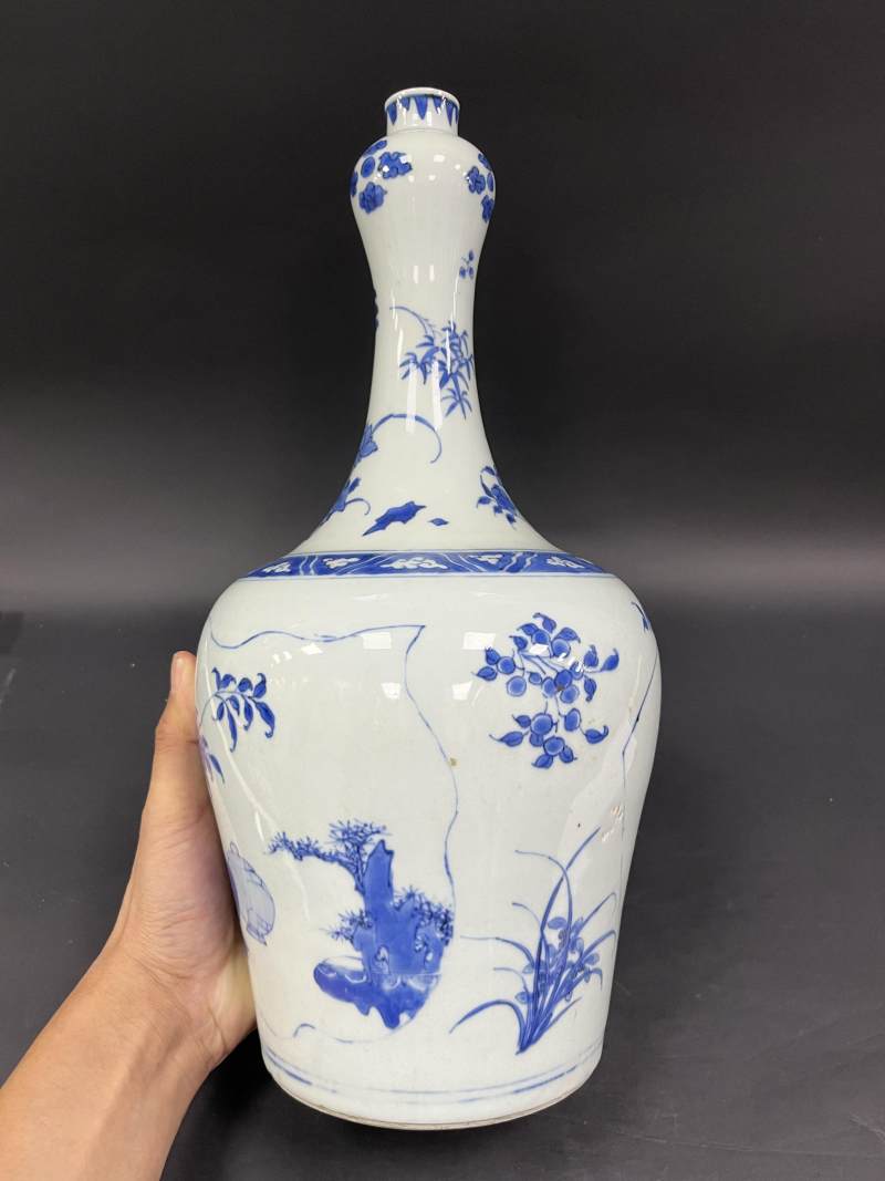 明崇祯 青花开光博古清供图蒜头瓶 - 图5