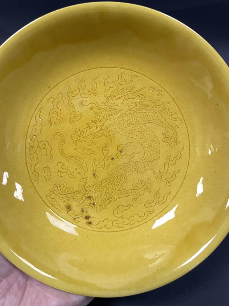 清康熙 黄地暗刻云龙纹盘 - 图3