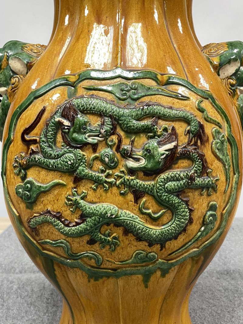 清 珐华鱼化龙纹海棠形狮耳大尊 - 图25