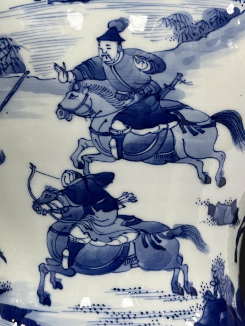 清康熙 青花木兰秋狝人物故事图将军罐 - 图12