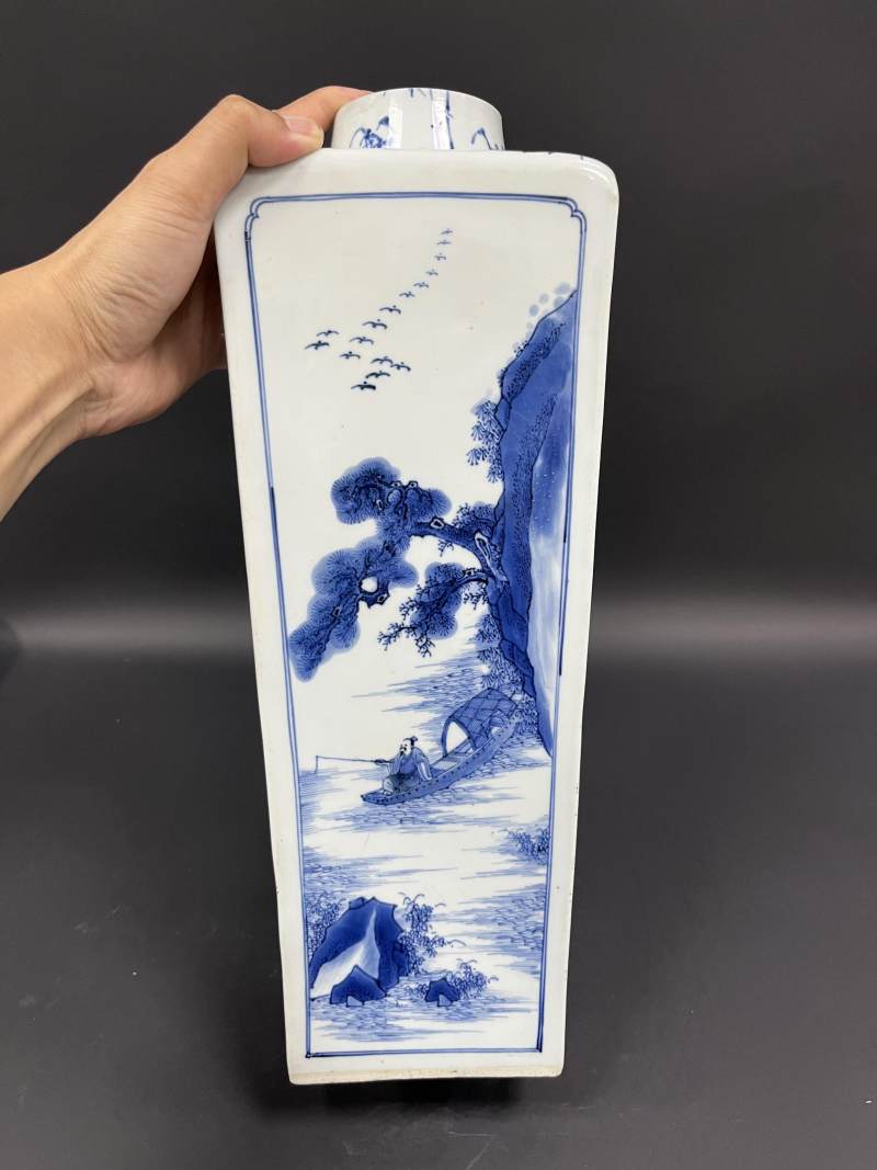 清康熙 青花山水人物纹天圆地方瓶 - 图2