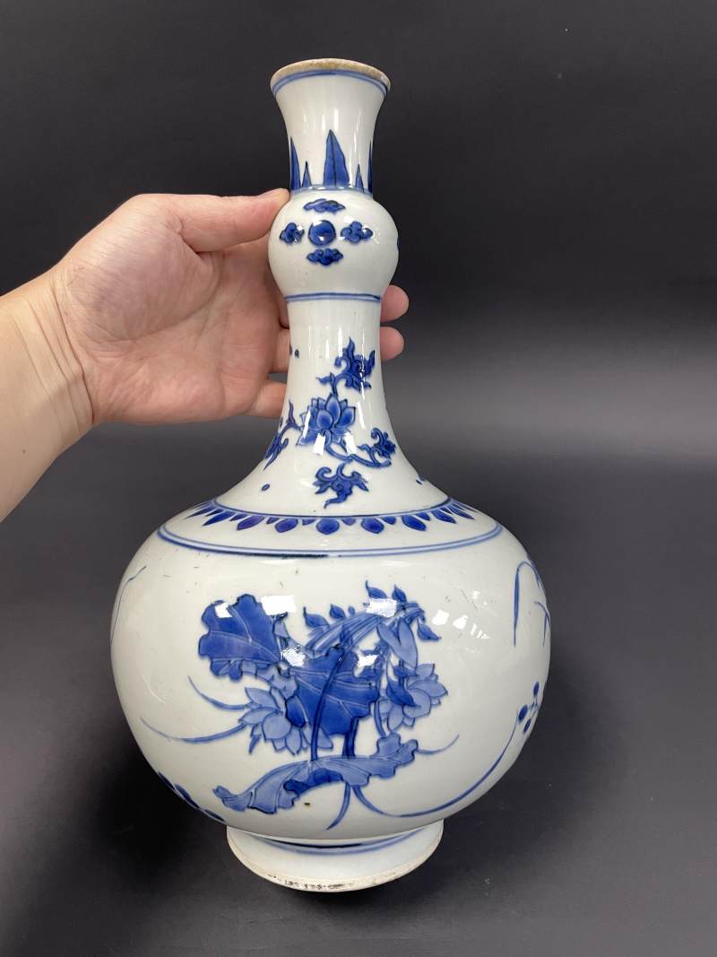 明崇祯 青花花卉纹蒜头瓶 - 图2