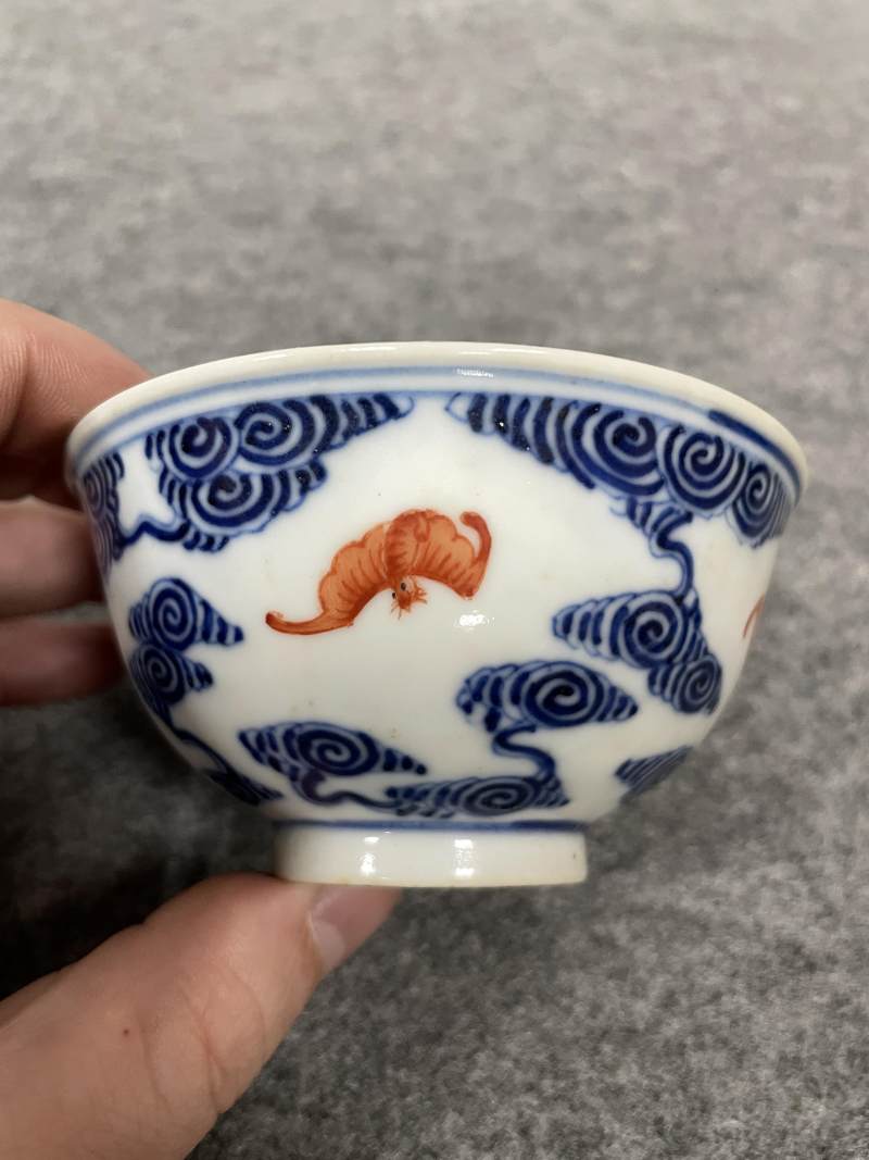 清光绪 青花矾红洪福齐天图杯、碗、盖碗、盘、匙八十三只 - 图132