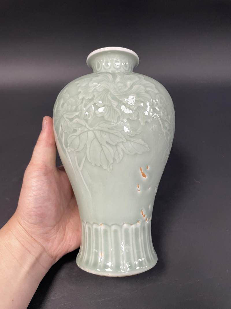 现代 青釉凸花牡丹纹梅瓶 - 图4