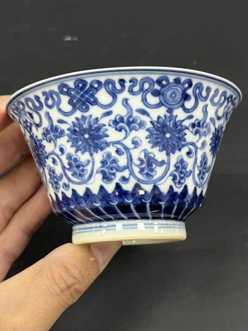 清康熙 浆胎青花缠枝莲托八宝纹马蹄杯一对 - 图3
