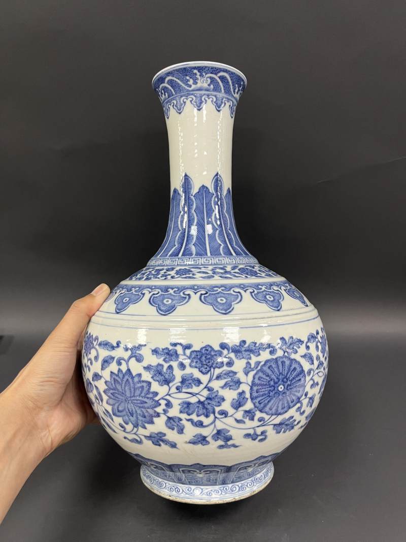清晚期 青花缠枝莲纹赏瓶 - 图3
