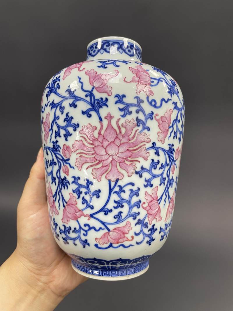 清中期 青花胭脂红缠枝莲纹灯笼瓶 - 图6