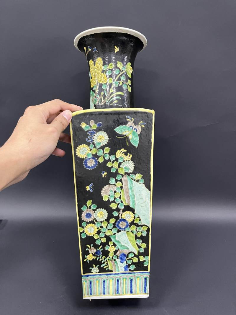 清晚期 墨地素三彩四季花卉纹天圆地方瓶一对 - 图4