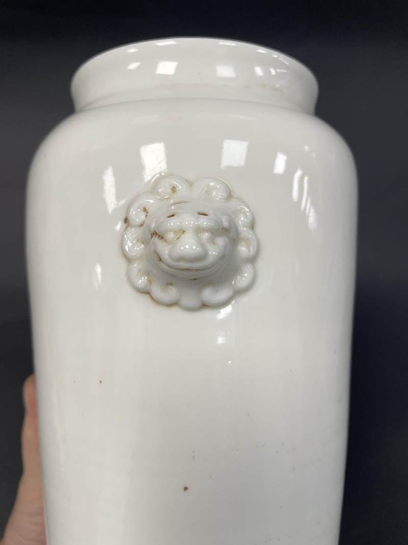 清 德化白釉狮耳筒瓶 - 图6