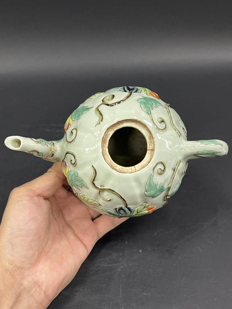 清中期 青釉浮雕粉彩瓜瓞连绵图瓜棱壶 - 图7