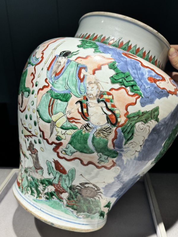 清康熙 青花五彩八仙闹海图大盖罐 - 图32