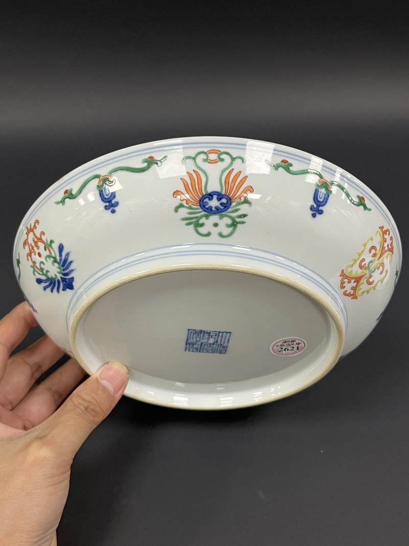 清乾隆 青花五彩忍冬纹大盘 - 图4
