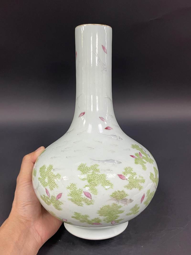 清道光 粉彩落花流水游鱼图瓶 - 图3