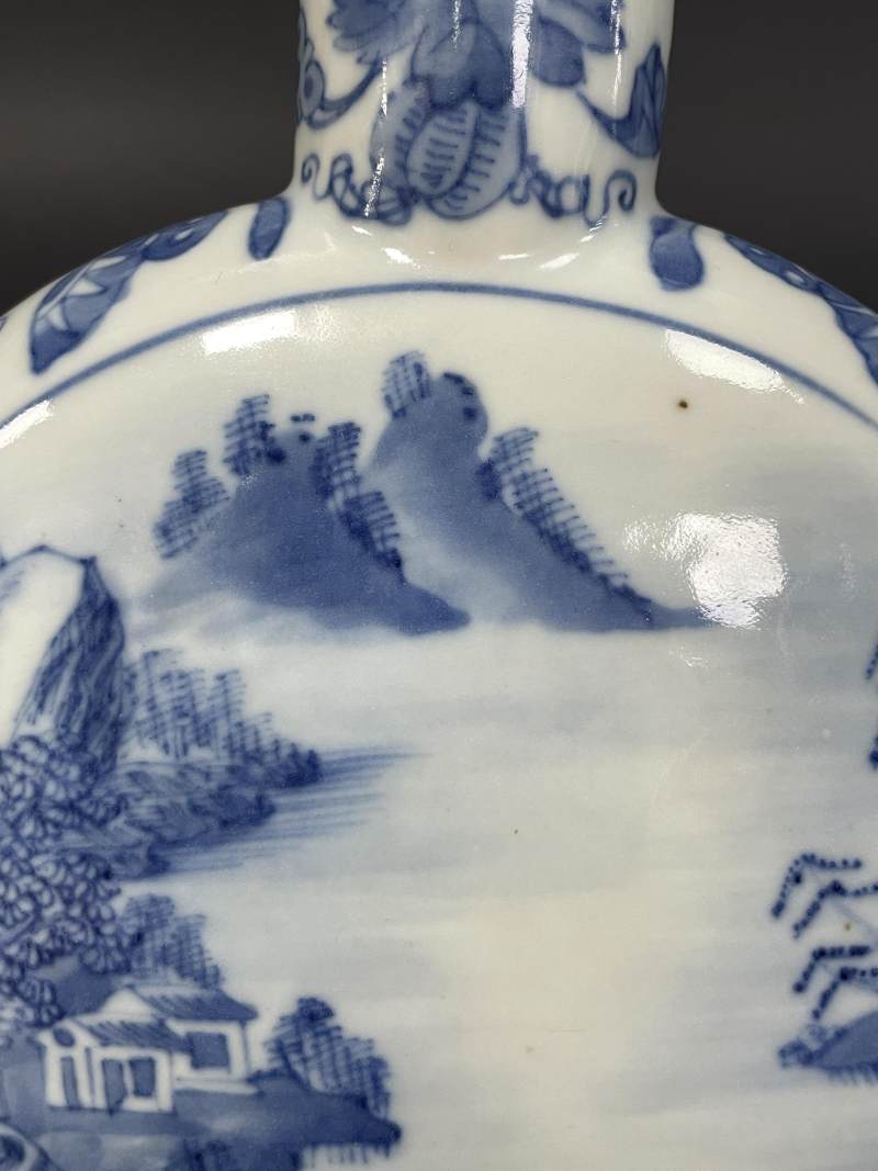 清嘉庆 青花瓜瓞绵绵开光山水人物诗文穿带扁瓶 - 图3