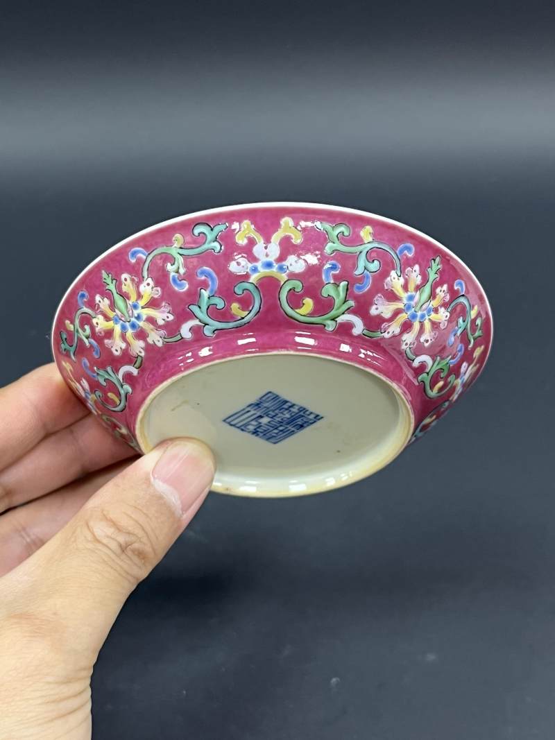 清乾隆 内矾红五蝠捧寿图外胭脂红地洋彩缠枝花卉纹小盘 - 图4
