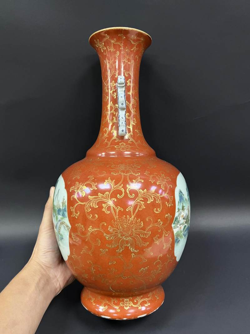 清乾隆 珊瑚红地描金花卉开光粉彩山水人物纹螭耳瓶 - 图3