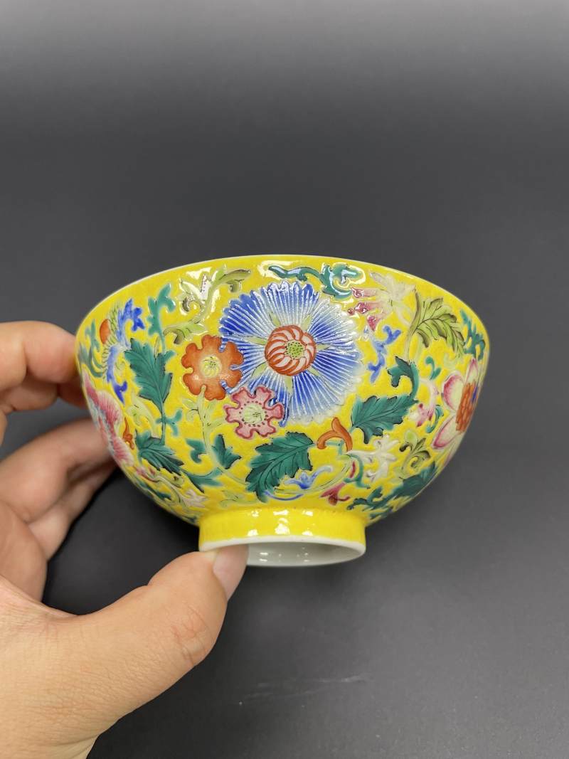 清光绪 黄地洋彩缠枝花卉纹碗 - 图2