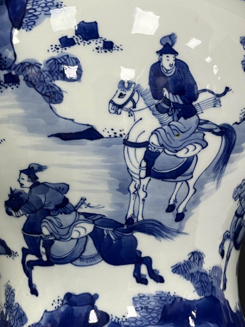 清康熙 青花木兰秋狝人物故事图将军罐 - 图13
