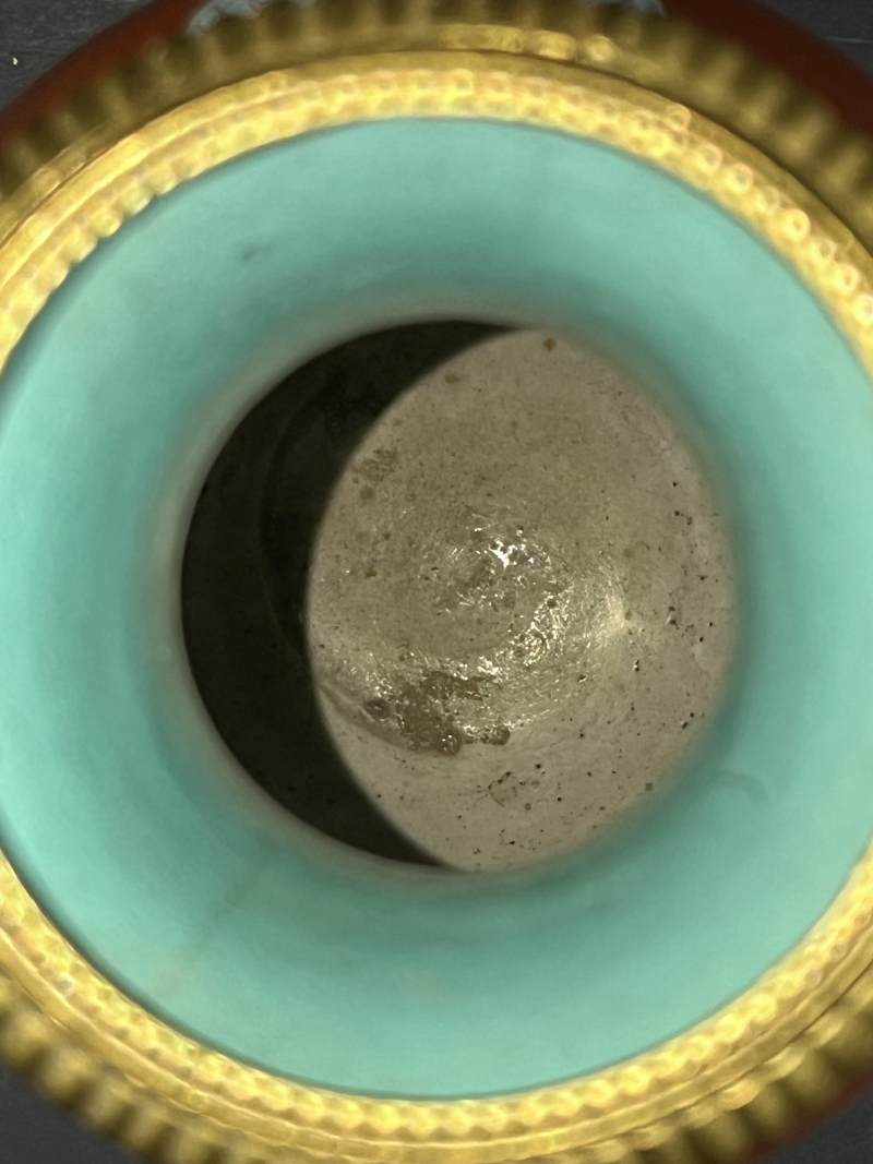 清乾隆 珊瑚红釉描金花卉开光粉彩婴戏图蝶耳尊一对 - 图25