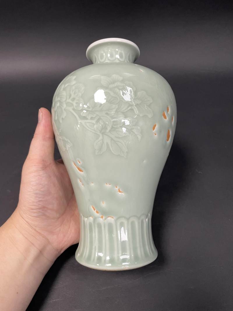 现代 青釉凸花牡丹纹梅瓶 - 图5
