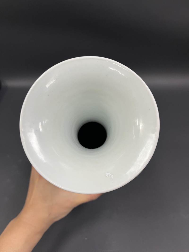 清晚期 珊瑚红地青花缠枝花卉纹云耳瓶 - 图6