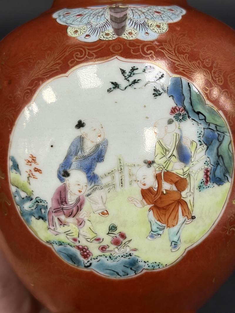 清乾隆 珊瑚红釉描金花卉开光粉彩婴戏图蝶耳尊一对 - 图12