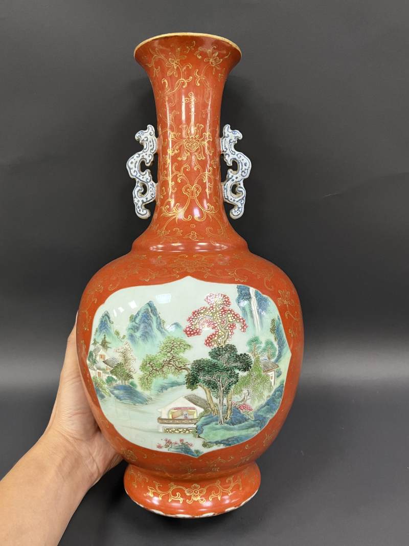 清乾隆 珊瑚红地描金花卉开光粉彩山水人物纹螭耳瓶 - 图4