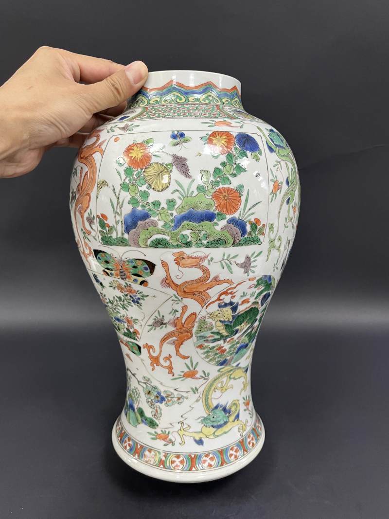 清康熙 五彩瑞兽花蝶纹将军罐一对 - 图3