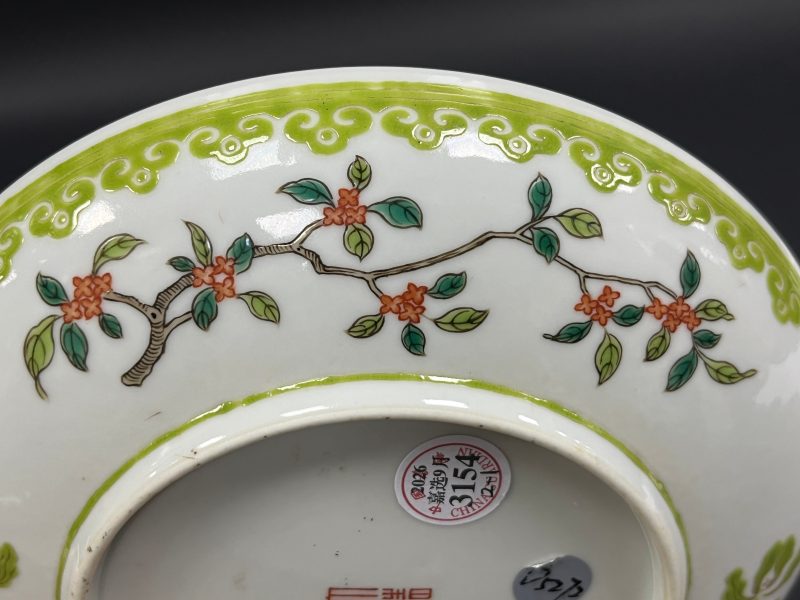 清嘉庆 粉彩舜耕历山图大盘、折枝花卉纹盘各一只 - 图11