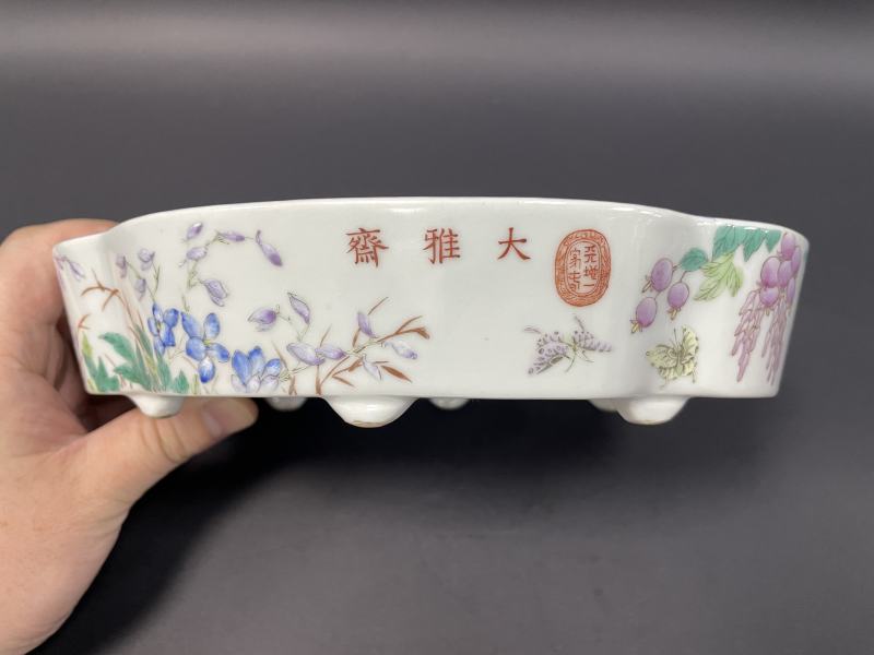 清光绪 粉彩紫藤花蝶图海棠形水仙盆一对 - 图12