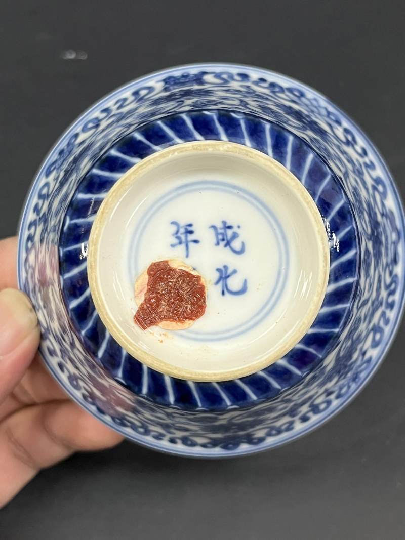 清康熙 浆胎青花缠枝莲托八宝纹马蹄杯一对 - 图5