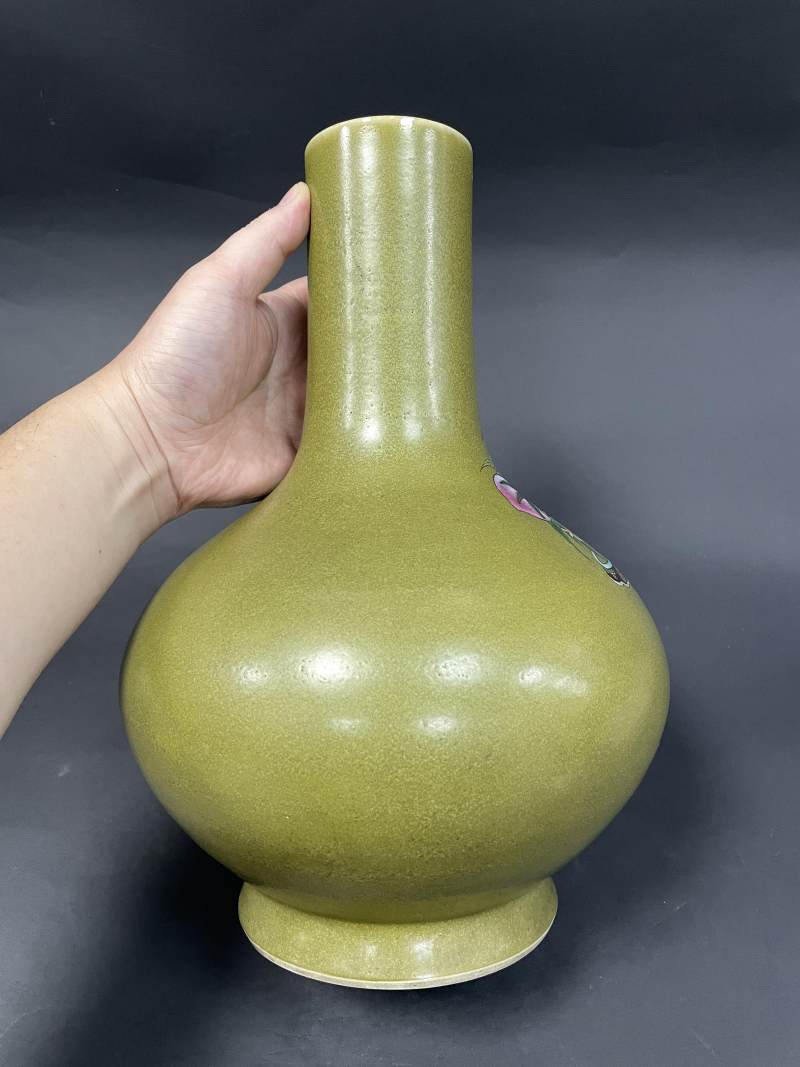 清晚期 茶叶末釉粉彩三多纹荸荠瓶 - 图7