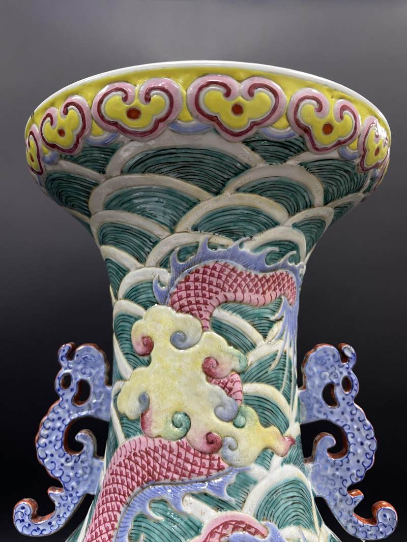 清中期 粉彩凸花海水龙纹螭耳大瓶 - 图11
