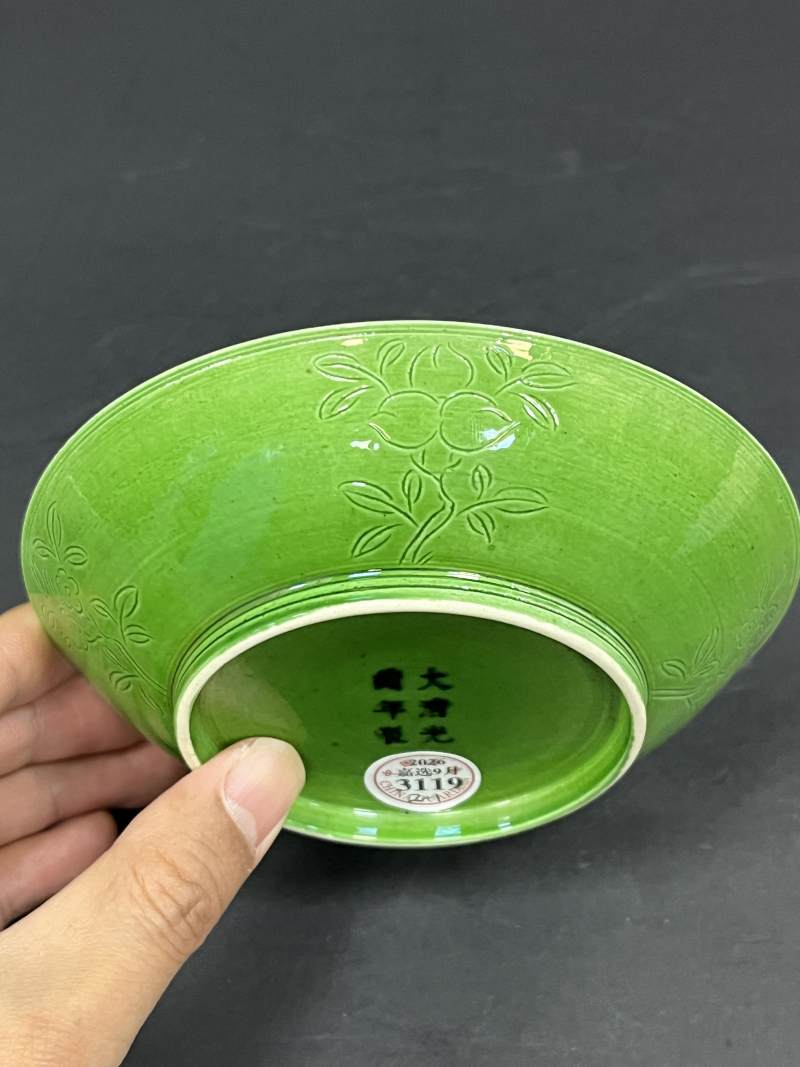 清光绪 瓜皮绿釉暗刻云龙纹盘一对 - 图4