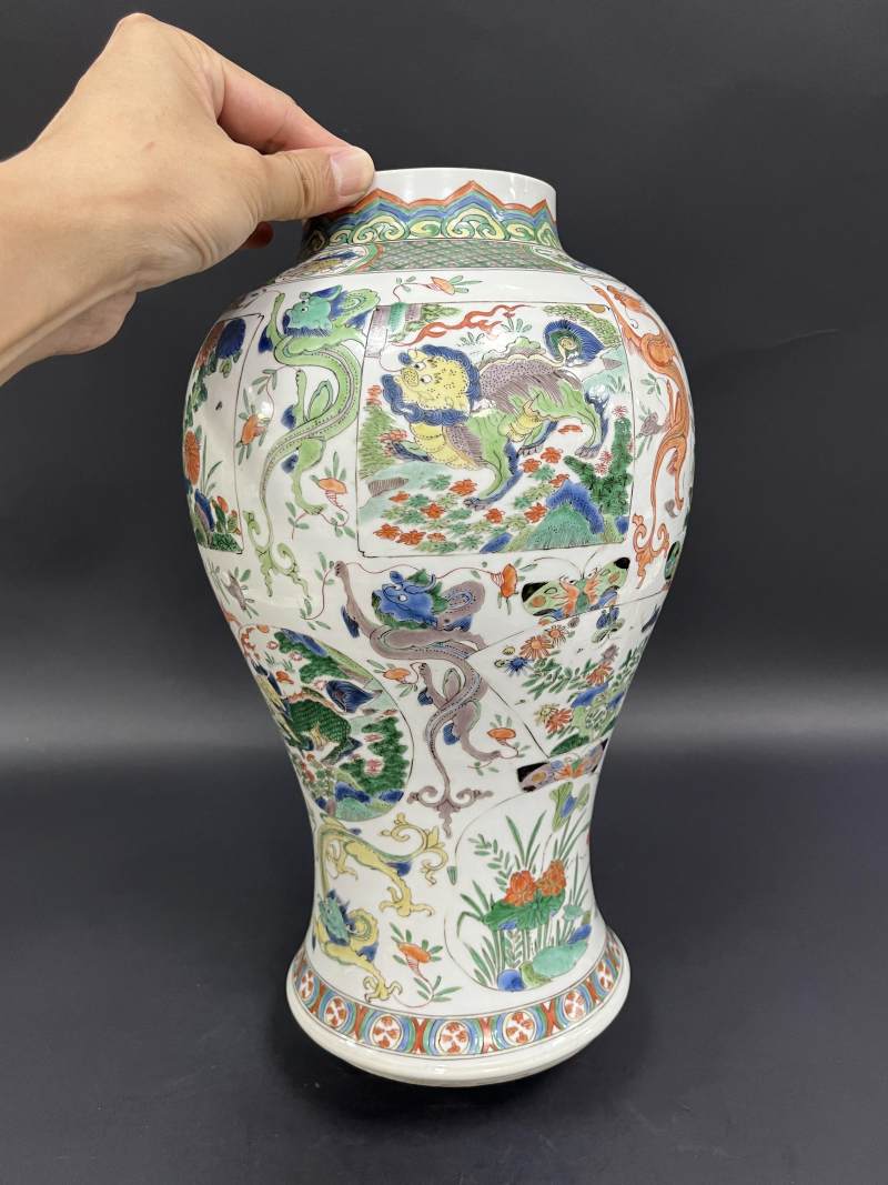 清康熙 五彩瑞兽花蝶纹将军罐一对 - 图4