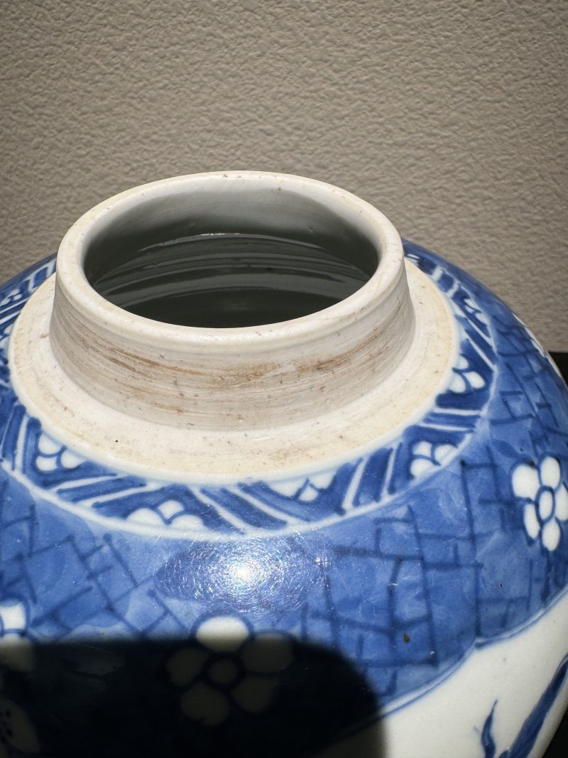 清康熙 青花冰梅开光博古图罐 - 图3