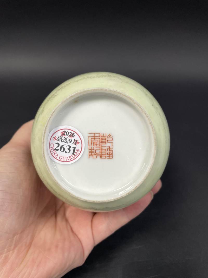 民国 仿珐琅彩罗汉图瓶 - 图7