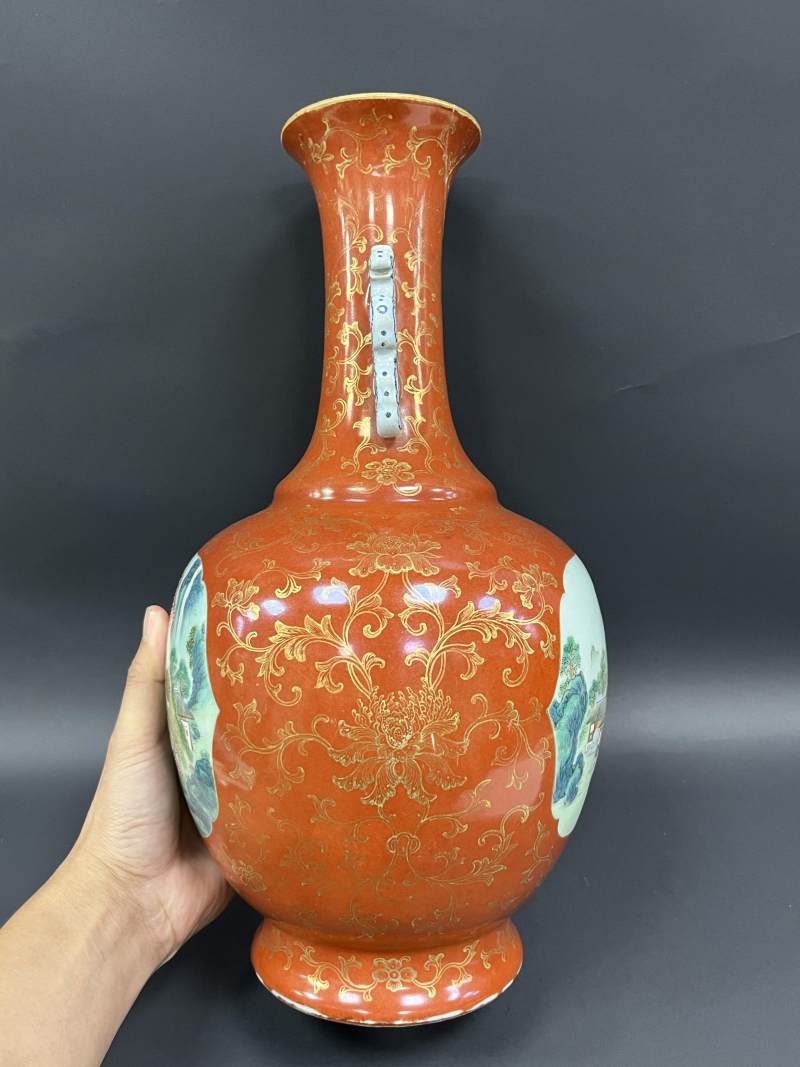 清乾隆 珊瑚红地描金花卉开光粉彩山水人物纹螭耳瓶 - 图5
