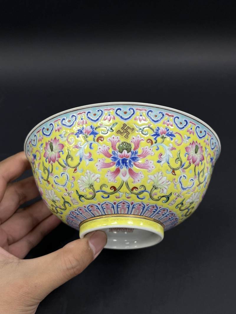 清道光 黄地洋彩万年如意图碗 - 图4
