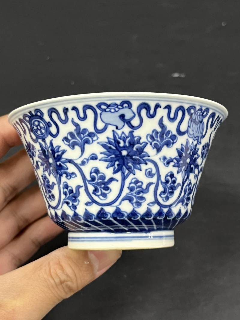 清康熙 浆胎青花缠枝莲托八宝纹马蹄杯一对 - 图6
