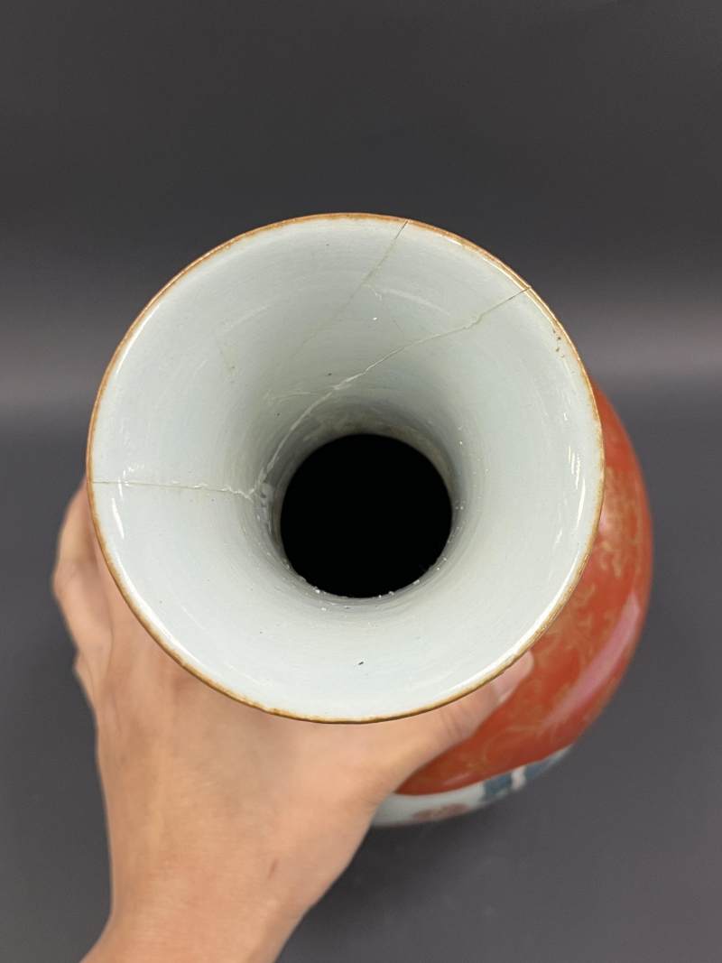 清乾隆 珊瑚红地描金花卉开光粉彩山水人物纹螭耳瓶 - 图6