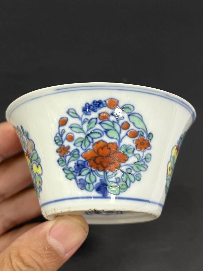 清康熙 仿成化斗彩团花果纹马蹄杯 - 图3