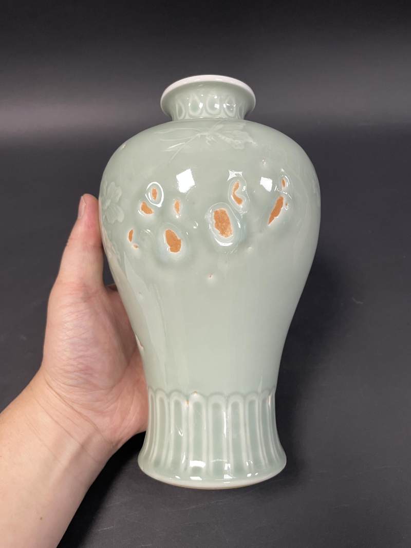 现代 青釉凸花牡丹纹梅瓶 - 图6
