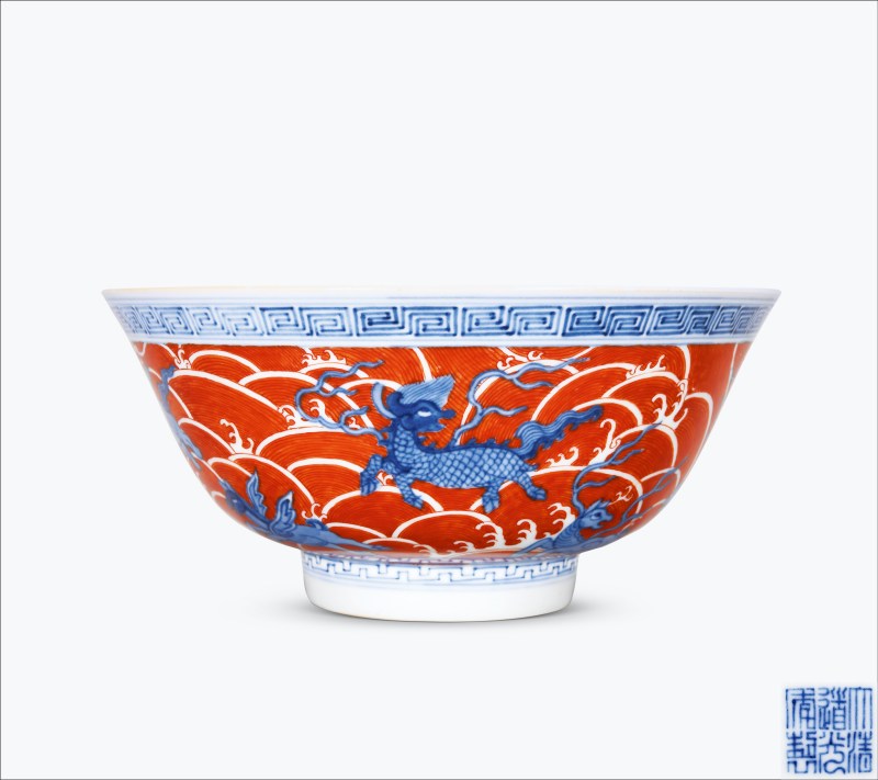 清道光 青花矾红海兽纹大碗 - 图1