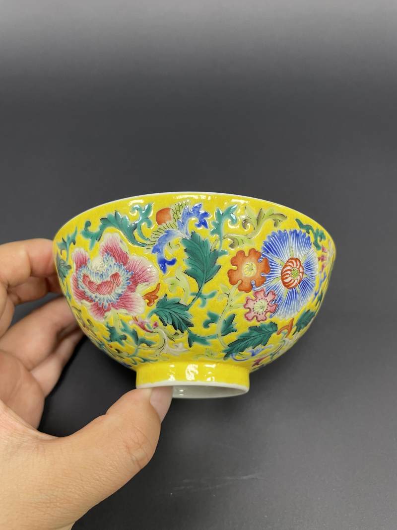 清光绪 黄地洋彩缠枝花卉纹碗 - 图3