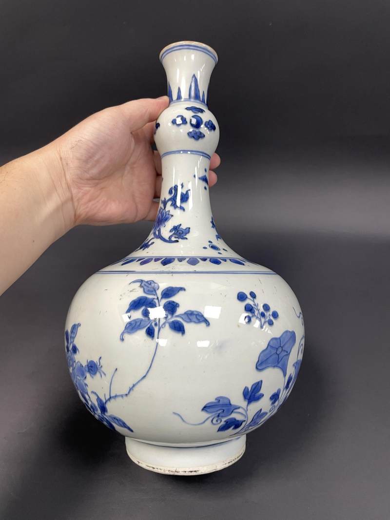 明崇祯 青花花卉纹蒜头瓶 - 图5